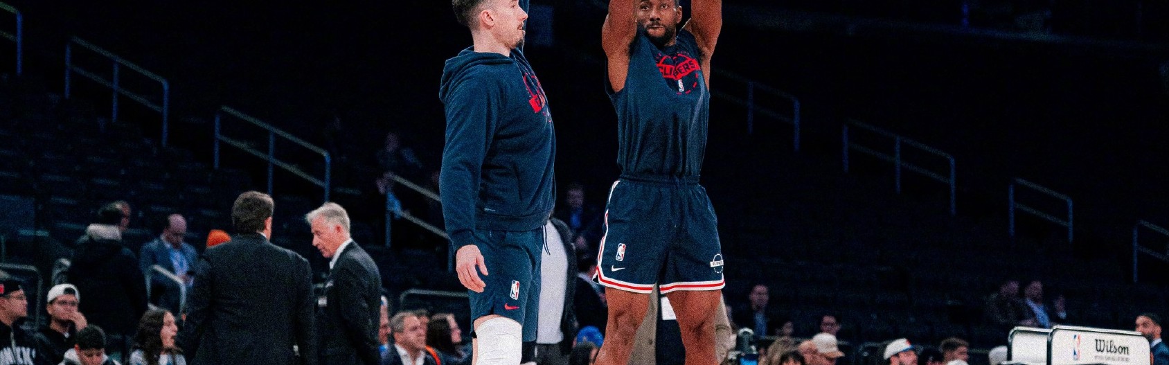 伦纳德又受伤了！踩到现场观众！这一次，泰伦·卢位置不稳？